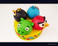 Marcipánový dort s modelovanými Angry Birds.